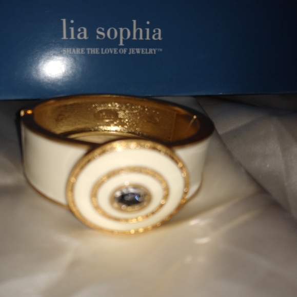 Lia Sophia Jewelry - Bracelet Beautiful Lia Sophia Bracelet Alabaster / Gold Trim